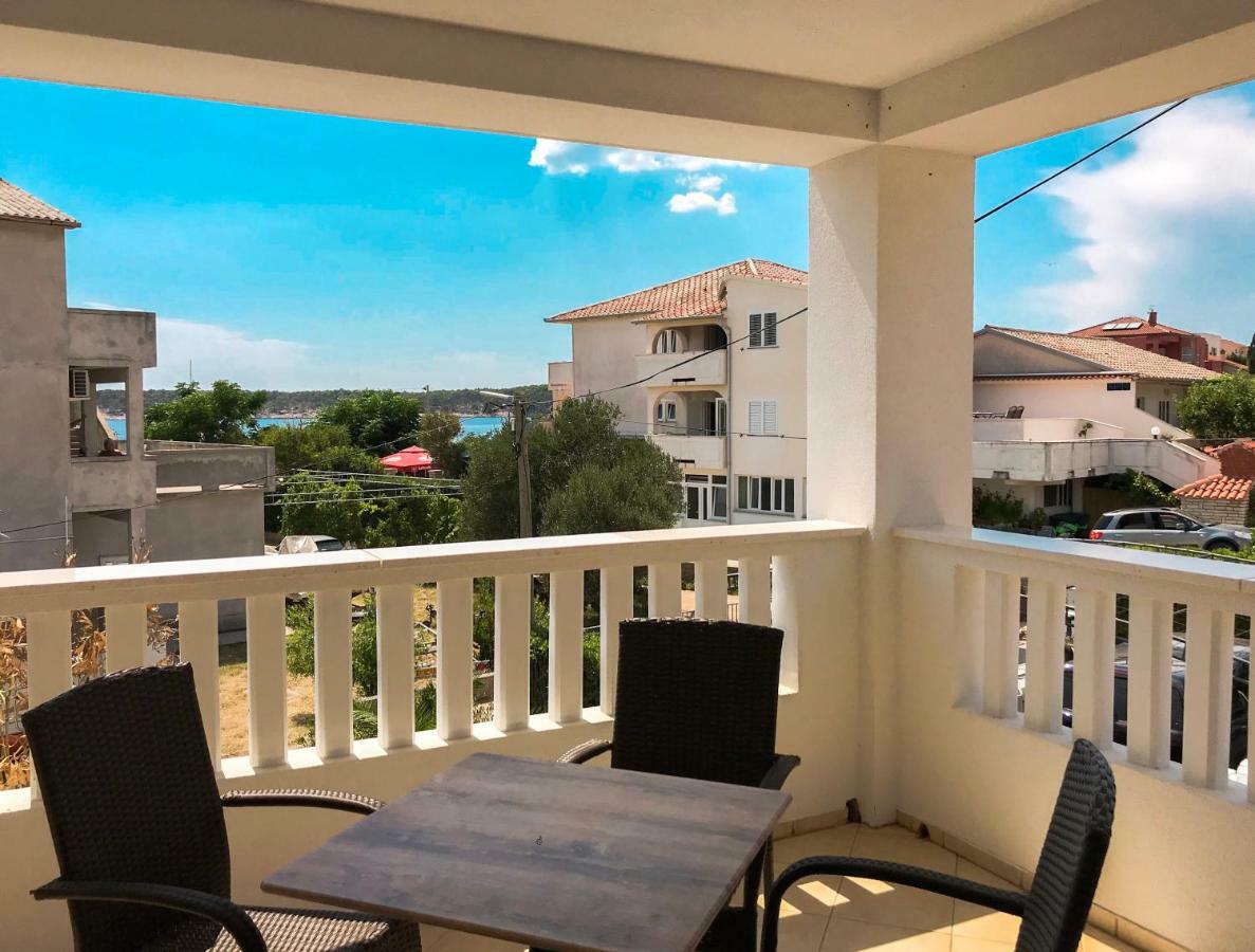 Mr. Hall Apartments Barbat na Rabu Exterior photo